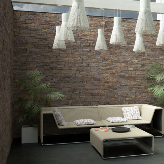 Terrasse mit brauner Steinwand und gemütliche Sitzmöglichkeiten