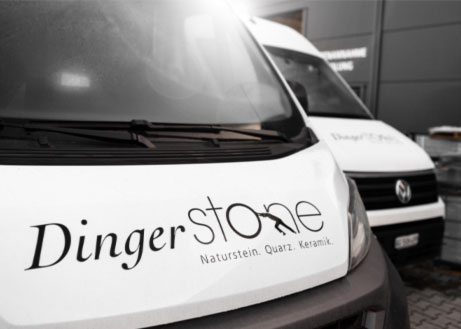 Frontansicht zweier Firmensprinter mit Dinger Stone Logo