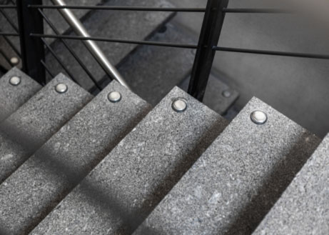 Bolzentreppe Treppenstufen aus grauem Granit