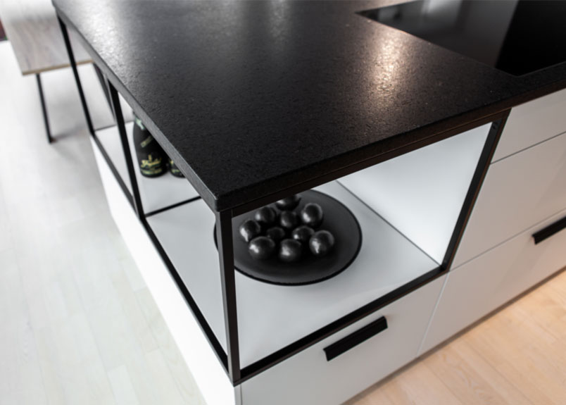 industrial küchenblock mit schwarzer arbeitsplatte aus naturstein makuma black