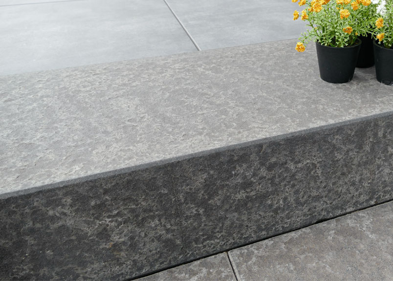 Blockstufe aus Naturstein Basalt in grau