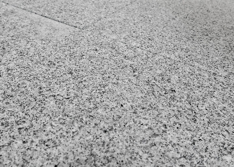 Terrassenplatte aus Naturstein Granit hellgrau-silver