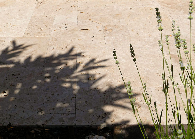 Terrassenplatten aus Naturstein Travertin Rustic, verlegt im römischen Verband